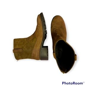 Leather lug sole ankle boots, like new. Size 11